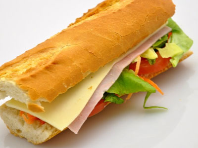 Bestel een heerlijk vers belegd broodje voor op het zonneterras of op onze picknickplaats halverwege!